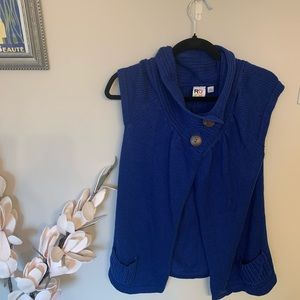 Roxy sleeveless sweater with one button